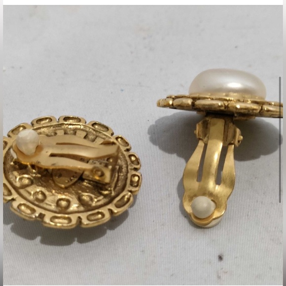 Chanel Gild Interweaved Gold and Pearl Earrings - Picture 5 of 9